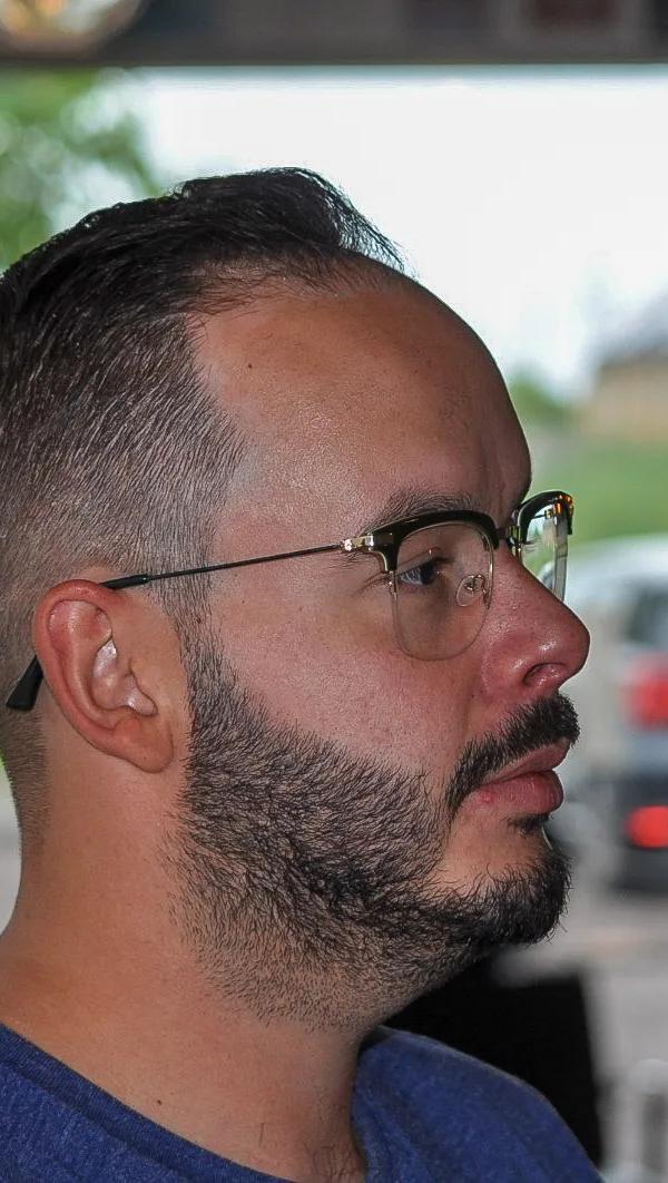 Korte fade kapsel met baard en bril, profielportret
