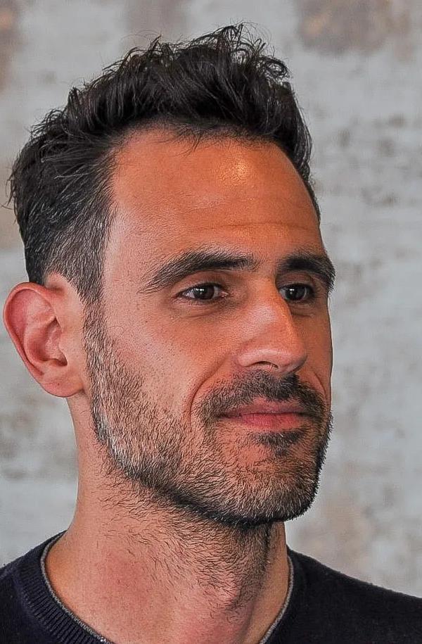 Textured quiff kapsel met stoppels, zijaanzicht