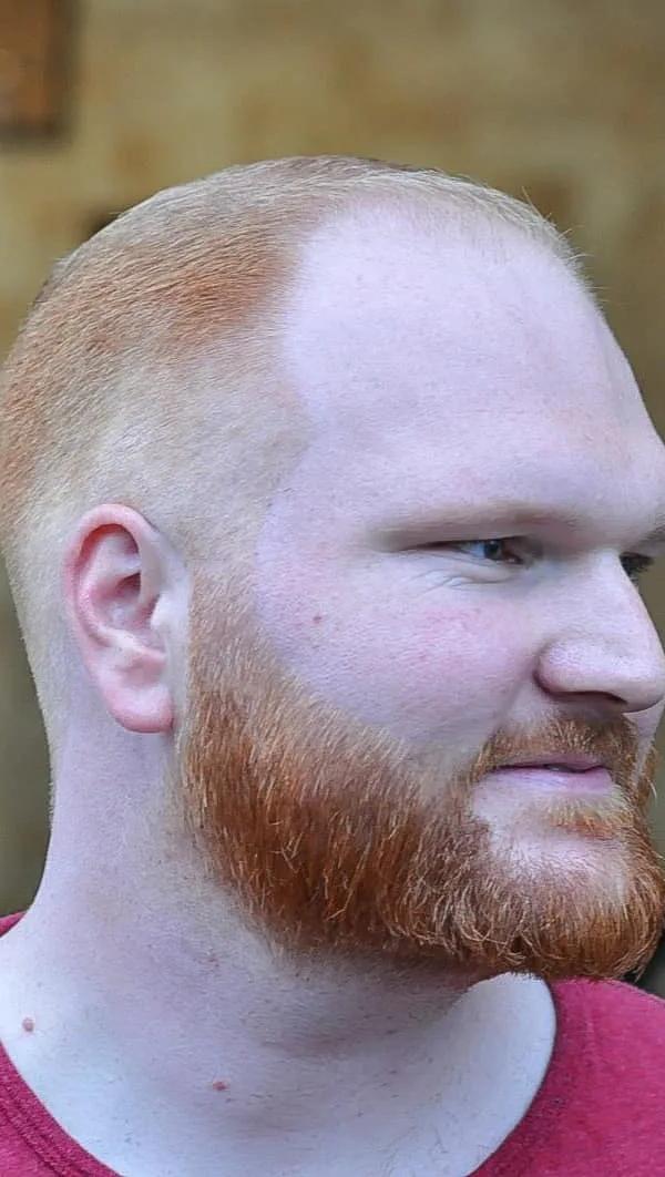 Buzz cut met getrimde rode baard, profielportret