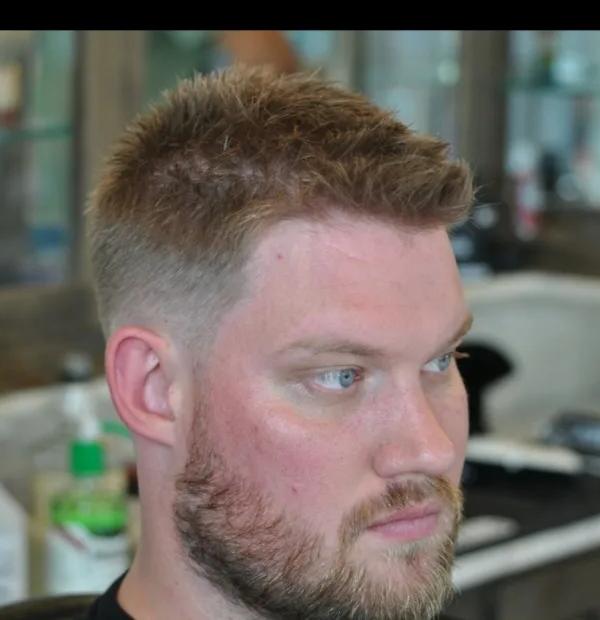 Spiky textured kapsel met fade en rode baard, frontaal