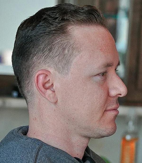 Klassieke side part met fade kapsel, profielportret