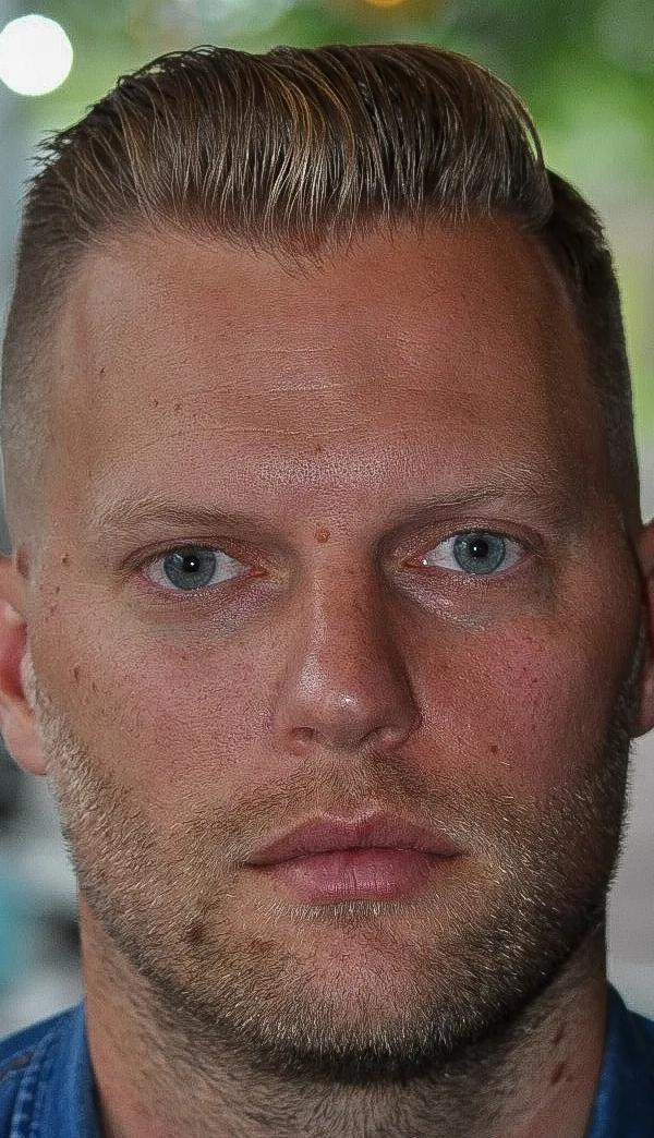 Klassieke pompadour quiff frontaal, blond met fade bij Barber Poort Almere