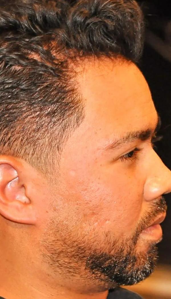 Korte fade kapsel met getrimde baard, profielportret