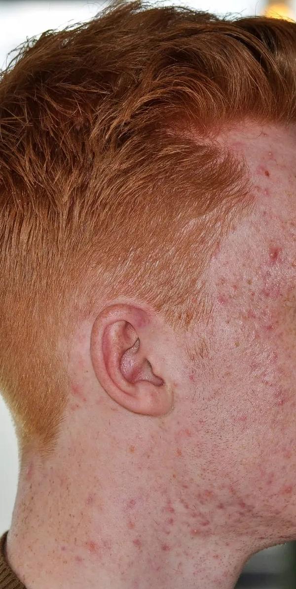 Korte quiff met taper fade en rood haar, profielportret bij Barber Poort Almere