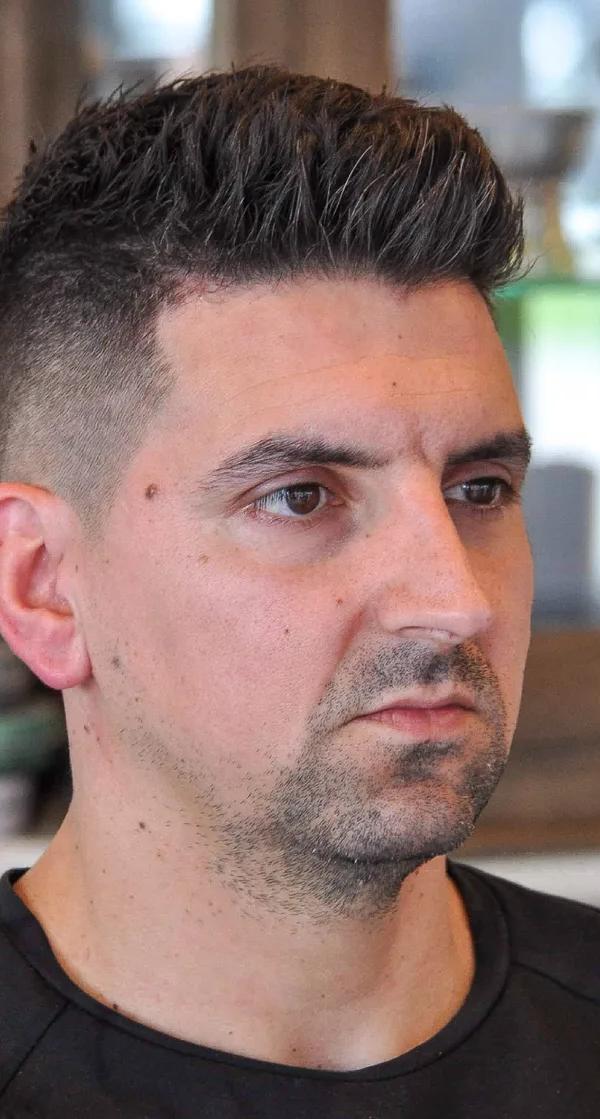 Strakke fade met getrimde baard, frontaal portret bij Barber Poort Almere