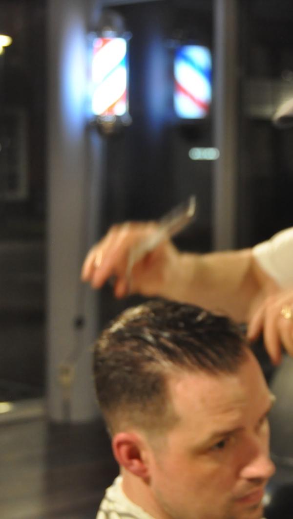 Barber close-up tijdens precisie-knipbeurt bij Barber Poort Almere