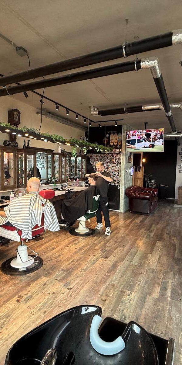 Barbers aan het werk in Barber Poort — barbershop in Almere Poort