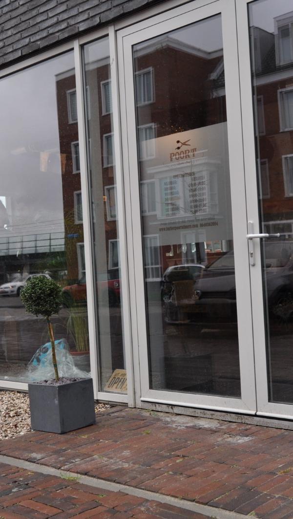 Buitenkant van Barber Poort Almere overdag — barbershop Almere Poort