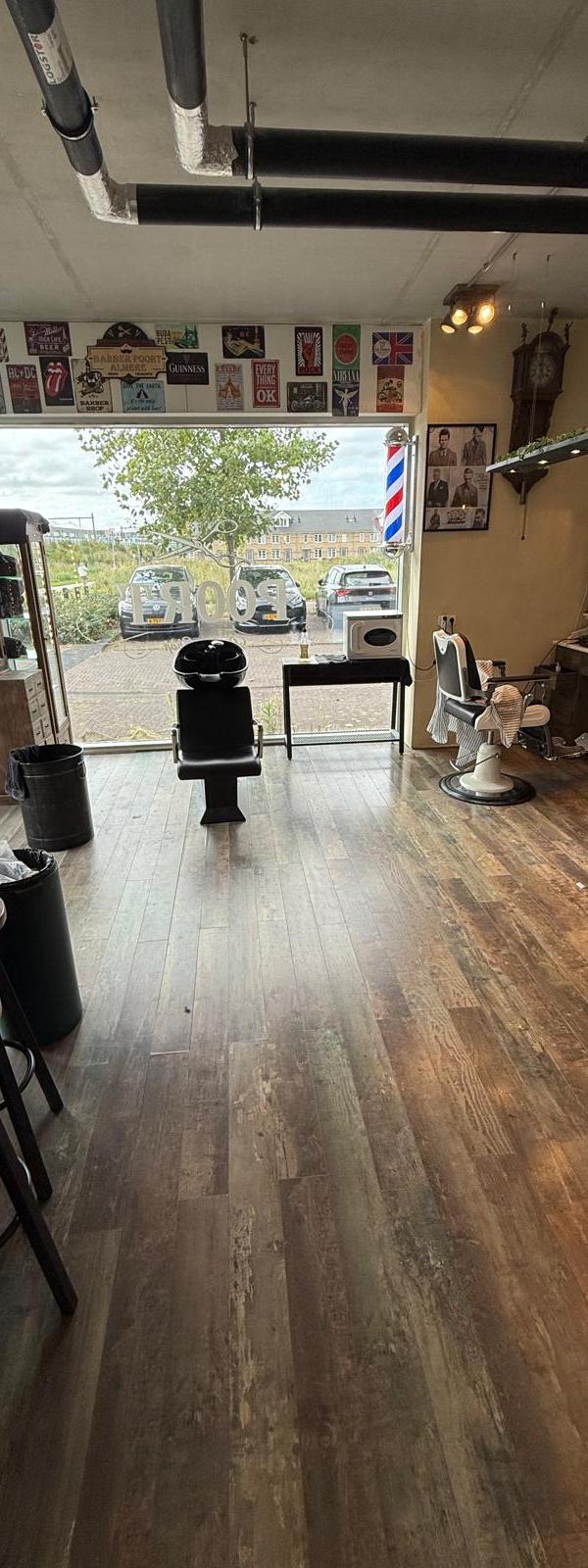 Voorkant interieur van Barber Poort barbershop in Almere Poort