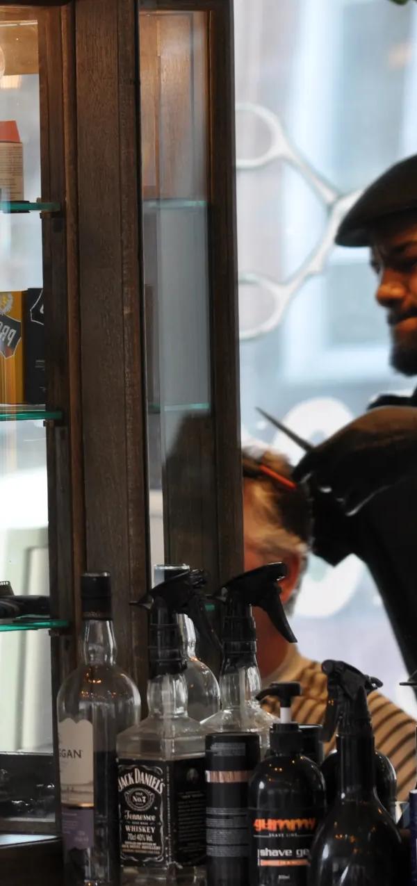 Barber aan het werk bij vitrine