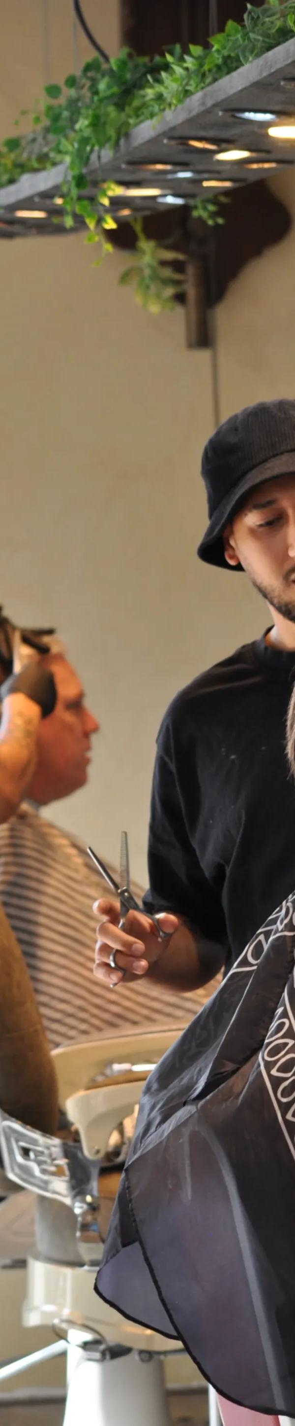 Twee barbers werken naast elkaar in Barber Poort Almere
