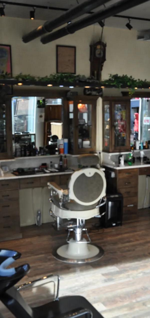 Overzicht van werkplekken en wasplek bij Barber Poort Almere