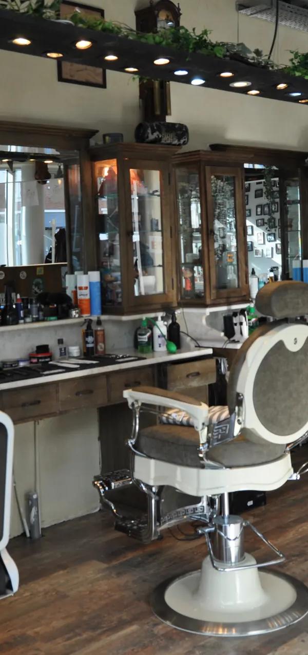 Rij barberstoelen met spiegels in Barber Poort Almere Poort