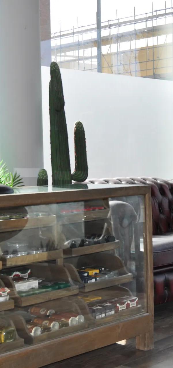 Productenvitrine en chesterfield-bank in Barber Poort Almere