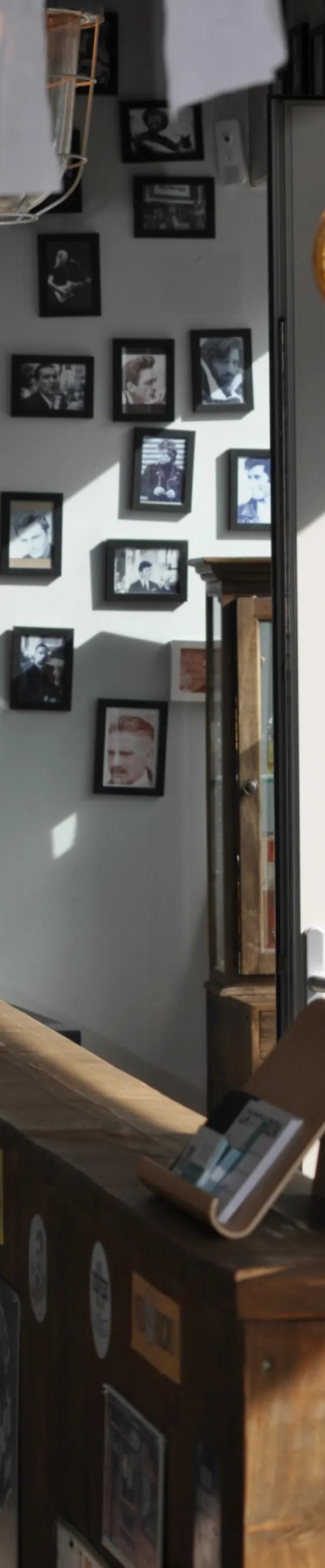 Fotomuur en balie in Barber Poort Almere Poort