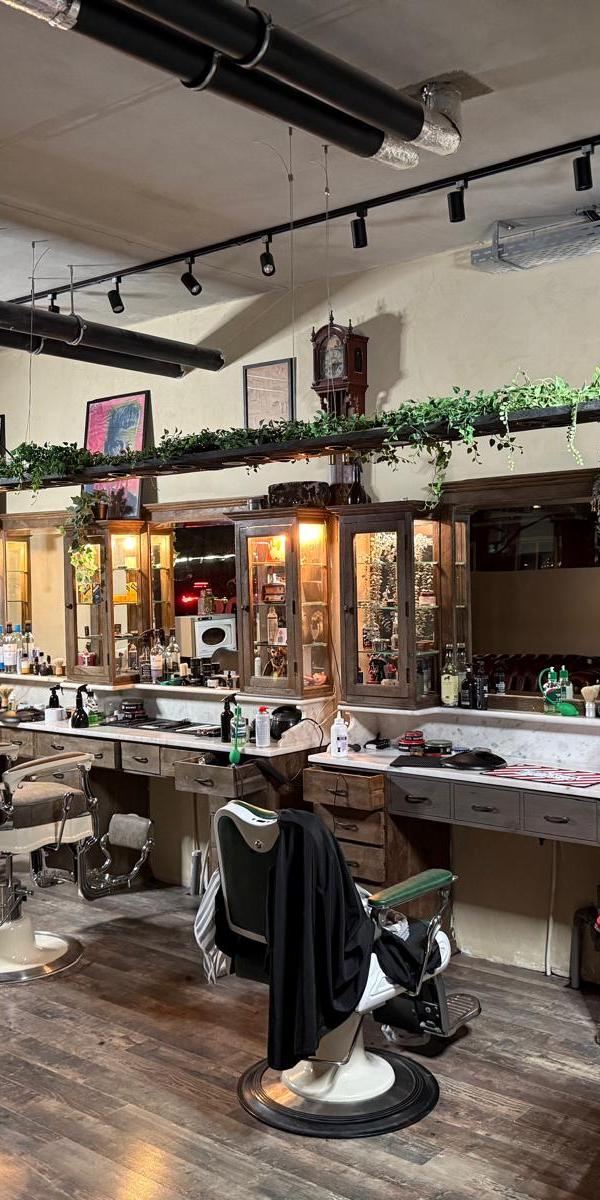 Werkplekken met spiegels en barberstoelen in Barber Poort Almere